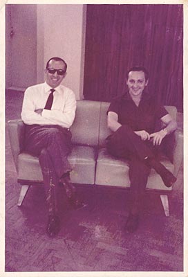 Francisco Fabiano Braveio, aposentado da Vale, à esquerda e Genílson à direita em foto tirado no prédio da Vale.