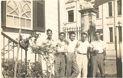 Porta da Pensão São Geraldo. Na foto (da esquerda para a direita): Altivo, Maurício, Luís, Antônio Luiz e Abraão.