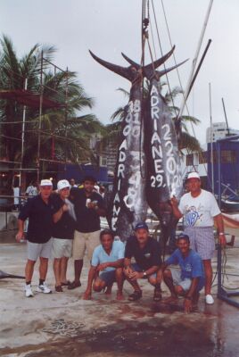 Equipe campeã do XVI Costa Brasil de Marlin Azul, campeonato de pescaria. Na foto: Cândido, Mário, Racininho, Heleninho, Racini Tapias, 