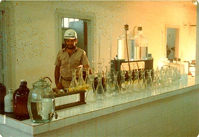 Adonias no Laboratório químico do Acampamento N4.