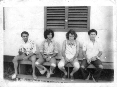 Foto tirada no alojamento 1 ano após a chegada em Carajás. Na foto (da esq. p/ a dir.): Cabeça Enxuta (apelido), Wilson, Adonias, carpinteiro.