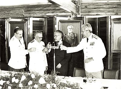 Comemoração de final de ano dos Ministros das Forças Armadas no Clube Naval. Da esquerda para direita: Tenente Brigadeiro Otávio Moreira Lima (Ministro da Aeronáutica), Almirante Henrique Savóia (Ministro da Marinha), Presidente José Sarney, Leônidas Pires Gonçalves (Ministro do Exército).