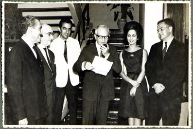 Festa de despedida de Henrique da Capitânia dos Portos de Vitória. Da esquerda para direita: Dr. Belesa, Linhares, Quintino, Rose Marie e Henrique Sabóia.