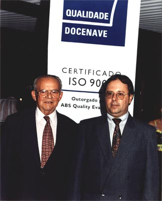 Henrique (Presidente da Docenave) junto ao representante da American Bureau of Shipping Quality Evaluation que premiou a Docenave com o  Centificado ISO 9002 de Qualidade Total.