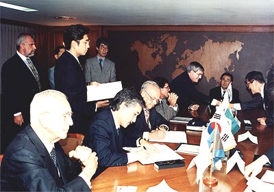 Henrique (Presidente da Docenave) assina contrato para a construção de navio de 75 militros com a empresa coreana Hyundai.