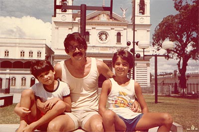 Armando Cordeiro entre os filhos Thiago e Bruno