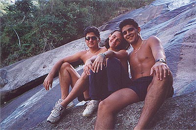 Os filhos de Armando, Thiago e Bruno com Natasha, filha do geólogo Décio 