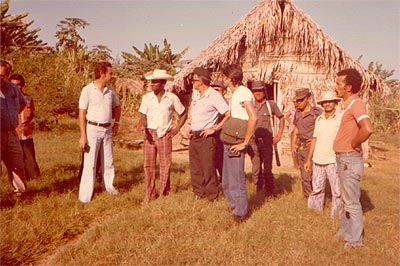 Durante uma das invasões do garimpo da Serra das Andorinhas. Na foto: Breno Santos (chefe do distrito Amazônia da Docegeo), Coronel Joubert Meira (Comandante da Polícia Militar do Pará), Armando Cordeiro, soldados e garimpeiros.