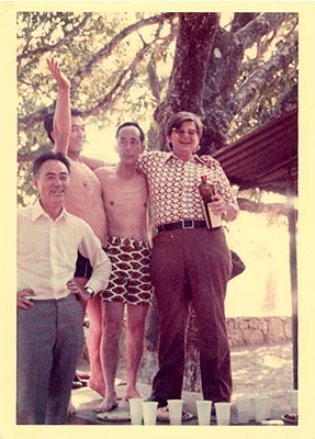 Japoneses, italianos e brasileiros em churrasco para comemorar o fim dos estudos de viabilidade da CST (Companhia Siderúrgica de Tubarão). Na foto: (Kawana?) com braço levantado é o engenheiro chefe da acearia, (?) e Fausto.