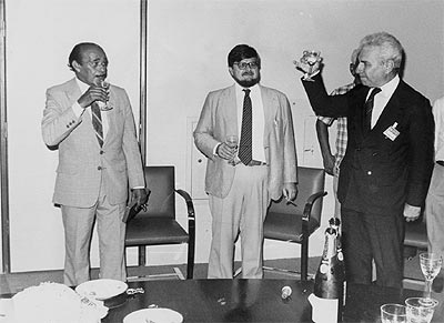 Festa de aniversário oferecida por Mascarenhas para o Machado e Fausto Aguiar na presidência da Vale. Na foto (da dir. p/ a esq.): Machado (segurança de Eliezer Batista), Fausto, Mascarenhas (ex-presidente da Vale).
