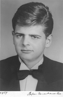 Foto de formatura no Colégio Santo Inácio na turma de 1957.