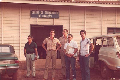 Mozart Litwinsky, Ricardo Figueredo e Otacílio diante do Centro de Treinamento de Carajás, quando o programa para formação de mão de obra com objetivo da preparação para operação de Carajás já estava em funcionamento.