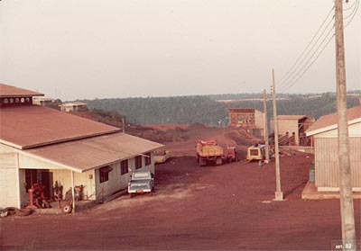 Vista geral do escritório do Centro de Treinamento e planta piloto de Carajás, construídos próximos uns dos outros para que a formação do pessoal se desse perto de onde eles trabalhavam para perder pouco tempo.