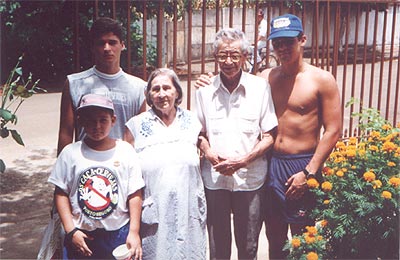 Os filhos de Armando, Pedro, Thiago e Bruno, com os avós paternos Joaquim e Ana.