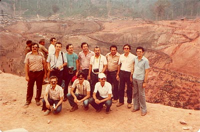 Comitiva do Ministério de Minas e Energia (DNPM) em Serra Pelada. Na foto: Armando e Breno Santos.
