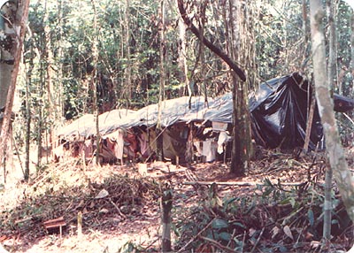 Acampamento pioneiro (alvo Seringa) durante a fase de exploração na Serra dos Gradaús, PA.