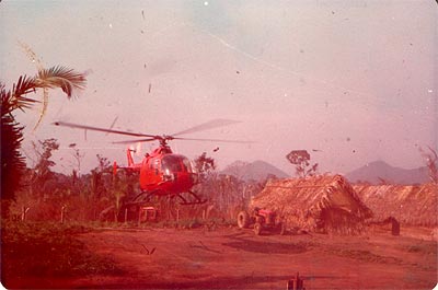 Pouso de helicóptero no alvo Lagoa Seca próximo ao acampamento da base na Serra das Andorinhas (pesquisa geológica de ocorrência de ouro).