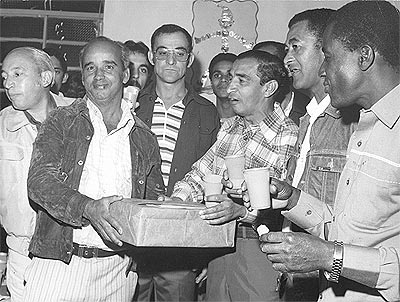 Recebendo um rádio relógio de presente na sua despedida da empresa.