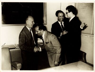 General Wolnar Carneiro da Cunha (Engenheiro Agrônomo da Divisão Florestal) a esquerda e Luiz a direita durante a posse de Eliezer Batista como superintendente da Estrada de Ferro de Vitória a Minas.