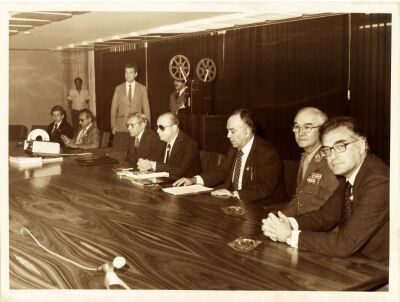 Apresentação do Projeto Grande Carajás. Na foto: Em pé - assessor de imprensa. Sentados (da esq. p/ a dir.): Gustavo Dória, Kléber Faria, General Medeiros (chefe do SNI - Serviço Nacional de Informações), João Baptista Figueiredo (Presidente da República), Eliezer Batista, General Venturini (Chefe da Casa Militar) e Luiz.