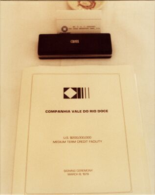 Close-up do Contrato de Empréstimo de 200 milhões para a Cia. Vale do Rio Doce.