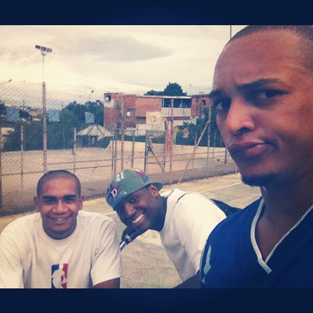 Foto tirada na vila Brasilândia no Espaço Criança Esperança. Todos os sábados Antônio e os amigos se reuniam para jogar Basquete. Na fotos com Antônio estão seus amigos Deville e Diogo