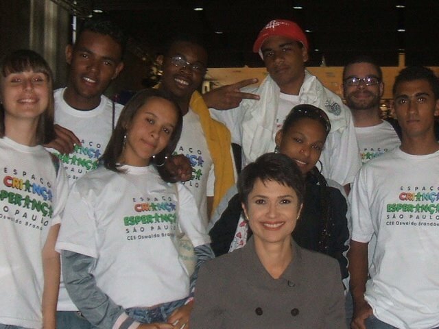 Foto tirada no estúdio da Rede Globo. Nesse dia o Espaço Criança Esperança levou os educandos para conhecer os bastidores do Jornal Hoje e do Programa Altas Horas.