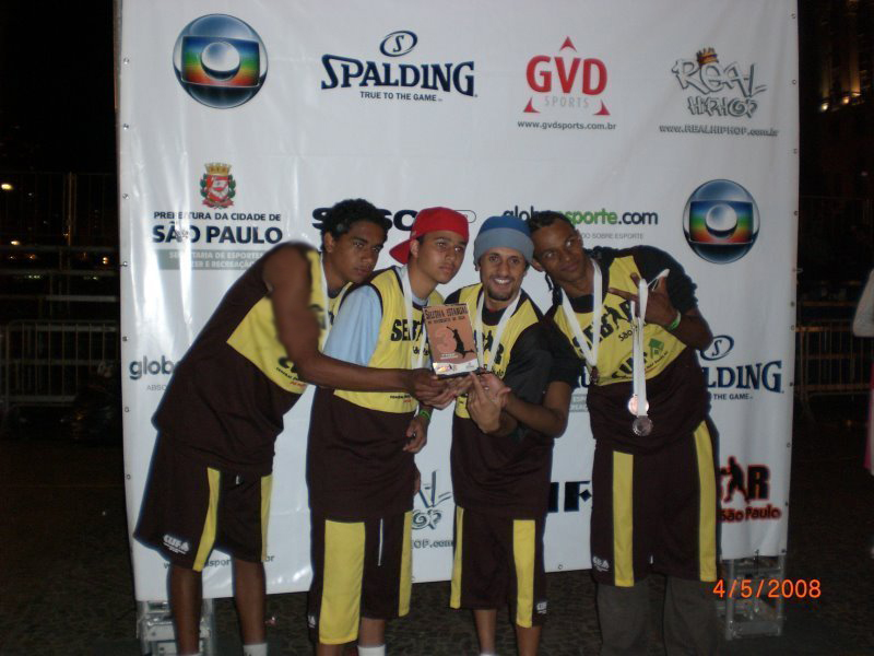 Antônio e amigos foram até o Rio de Janeiro com o Criança Esperança participar do campeonato que chama LIBRA (Liga Brasileira de Basquete de Rua) e eles ganharam o 3º lugar. Na foto estão os amigos que treinavam com ele na Brasilândia : Guilherme, Fábio e Luiz.