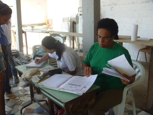 Dia da celebração da vida na comunidade Nossa Senhora Aparecida, momento da pesagem das crianças. 
Bairro Nova Esperança, Zona Oeste. 
Na foto estão Joice (Líder) e Eli (Coordenadora da Pastoral da Criança).