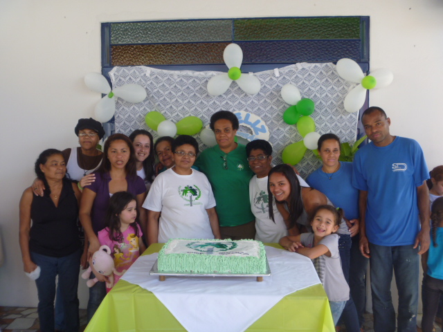 Foto durante comemoração de aniversário da Pastoral da Criança. Na foto estão : Maria (apoio Cozinha), Tânia (apoio), Meire (Líder), Joice (Líder), Matilde (apoio), Eli (Coordenadora), Eufrásia (coordenadora Comunitária), Naiara (apoio), Rosa (apoio) e Geraldo (apoio).