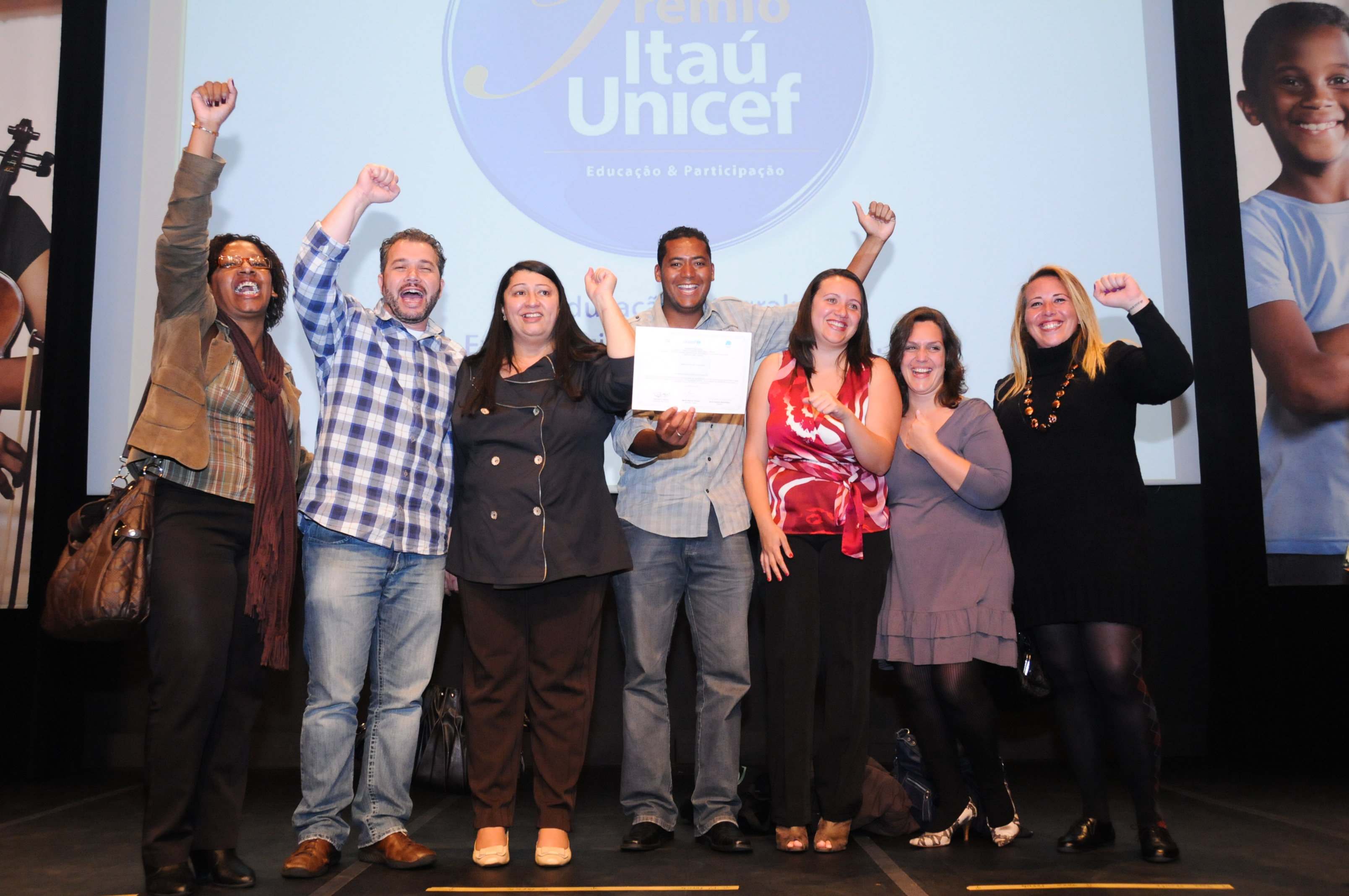 A Associação Eremim recebendo menção Honrosa no prêmio Itaú Unicef, no espaço do Itaú Cultural, na Avenida Paulista. Na foto estão Eliene (diretora do Sindicato dos Metalúrgicos de Osasco), Charles (diretor do Sindicato), Valclecia Trindade (Diretora do Eremim), Gilmar, Renata Paredes (ex coordenadora do Eremim), Carolina (ex Assistente de coordenação) e Kelly (ex educadora).