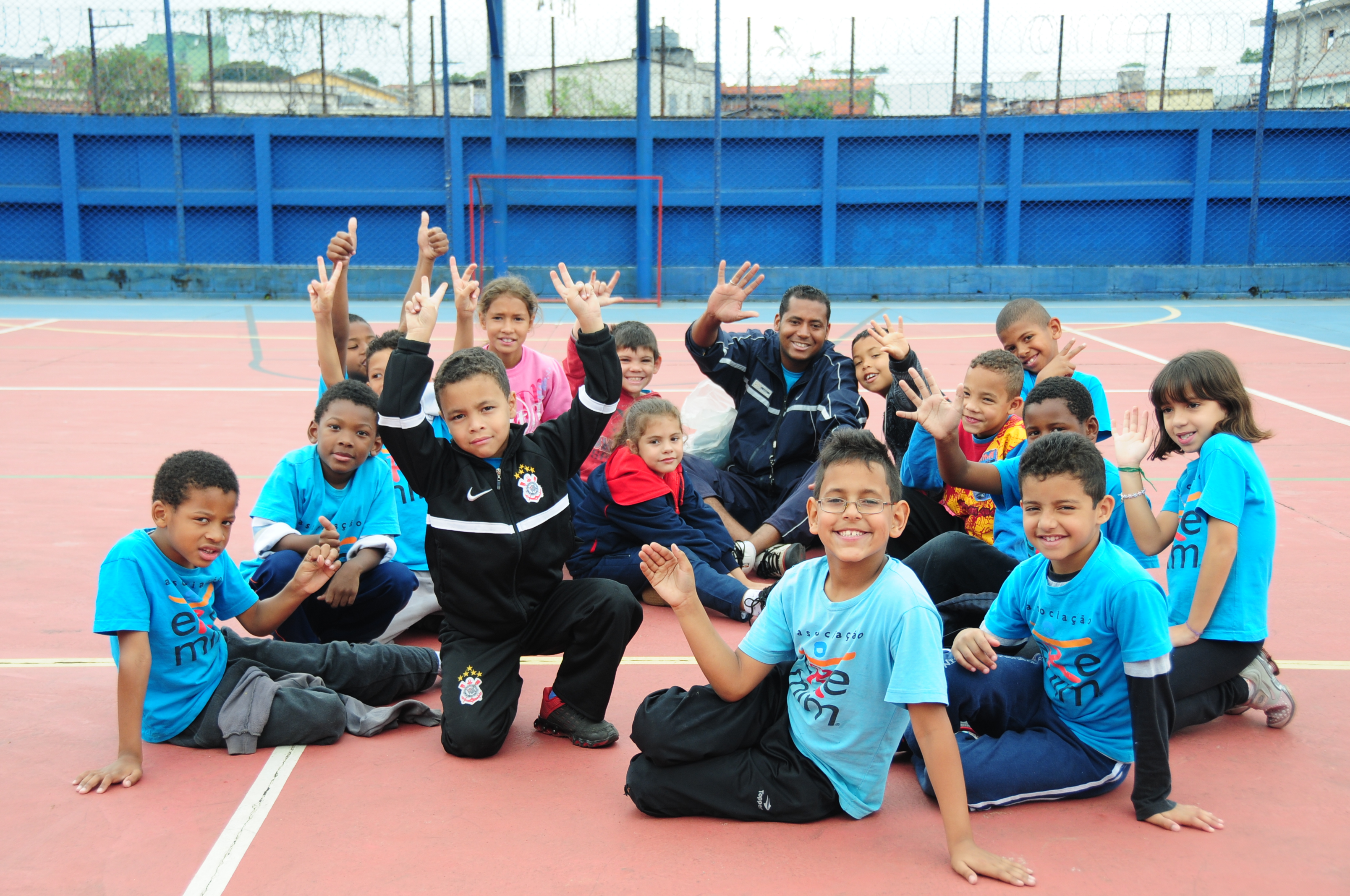 Gilmar desenvolvendo atividade com o grupo de educandos, no Eremim.