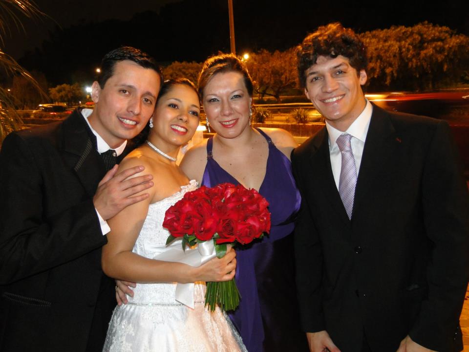 Foto do casamento da amiga Elisângela. Da esquerda para a direita: Dennis, Elisângela, Luciana e seu irmão Felipe. 
Elisângela é amiga do Magisterio desde 1995