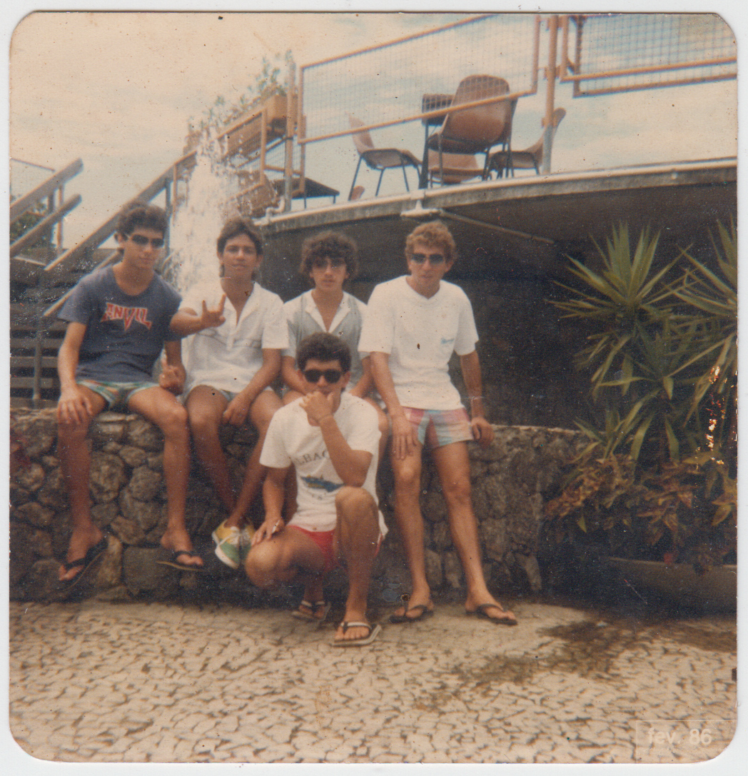 Alex Palestero, Naninha, Mário Carvalho, Marco Rafael e Sartola (sentado). Foto em viagem para o Rio de Janeiro.