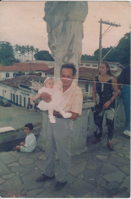 Depois do batizado de Mirela (filha mais velha de Marco), com o avô, carpinteiro náutico conhecido por esculpir canoas (pai de Marco)