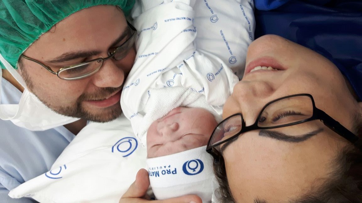 Foto tirada no nascimento do filho Miguel, na maternidade pro Matre com a esposa Natália.