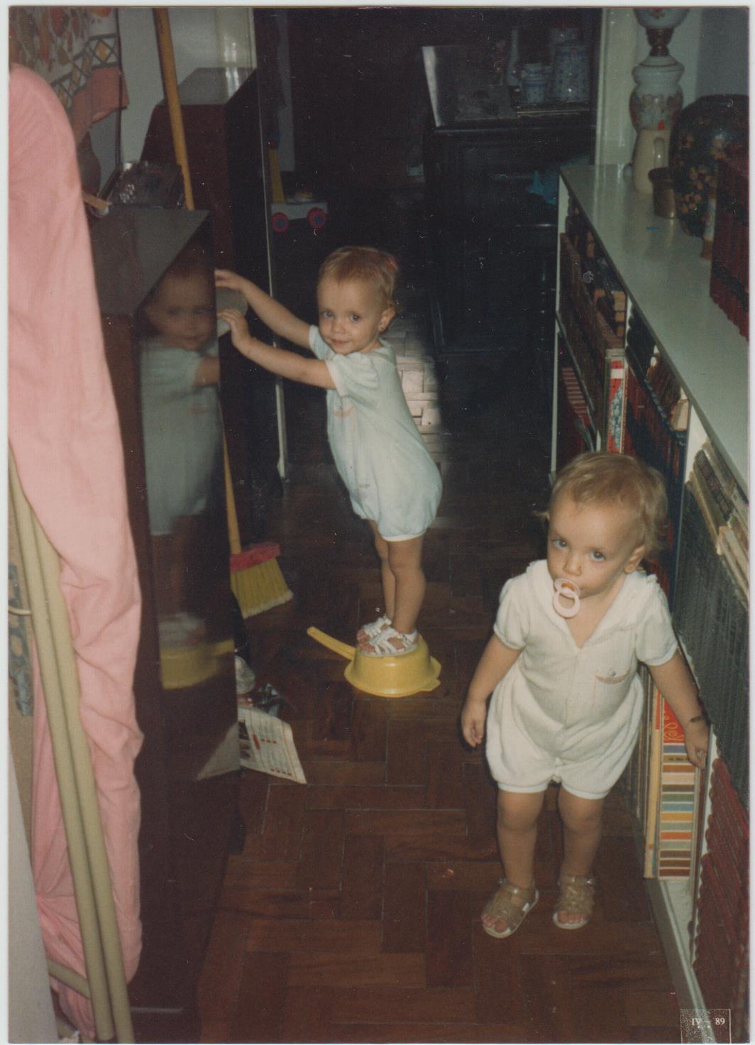 Foto de Natalia com a Irmã Priscilla na casa aonde cresceram.