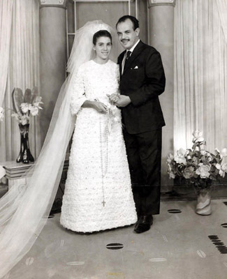 Odete e Amaury Roldán durante o seu casamento na Igreja Nossa Senhora do Carmo.