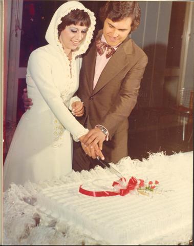 Os recém casados Roberto Alceu Bevilacqua e Walceli Bisco Bevilacqua cortando o bolo na cerimônia de casamento.