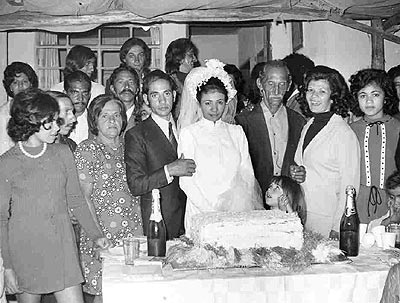 Os noivos Antonia e Geraldo posam junto às suas famílias em seu casamento, realizado no bairro de Jaraguá.