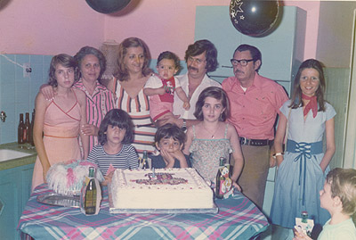 Foto do aniversário de um ano do filho de Nilson, em 1976. A seu lado (à esquerda), está a esposa Eliane Mary, sua mãe, Geralda; e à direita está seu pai, Nilton Coelho Almada