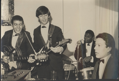 Célio Balona (teclados), João Bosco (bateria), Rogério (contrabaixo), Nazário Cordeiro (guitarra).