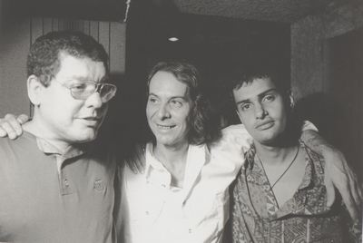 legenda: Fernando Brant, Beto Guedes e Robertinho Brant na gravação do cd “Lugares”. Rio de Janeiro RJ - 1993. Foto: Fernando Fiuza.<br />personagem: Fernando Brant, Beto Guedes e Robertinho Brant<br />historia: Robertinho Brant é sobrinho de Fernando Brant. Inicia seus estudos musicais aos 12 anos, quando de interessa pelo violão. Seus parceiros são: Murilo Antunes, Tavinho Moura, o tio Fernando Brant. Seu segundo cd são regravações de musicas de Milton Nascimento, foi feito em parceria com o baterista André Queiroz e lançado por um selo americano.  Robertinho também atuou em uma vertente mais rock`n roll com a banda Armazém formada por ele, Tatá Spalla e Mauro Beléu.<br />