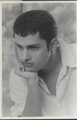 legenda: Robertinho Brant. Belo Horizonte MG - 1993. Foto: Cristiano Quintino.<br>personagem: Robertinho Brant<br>historia: Robertinho Brant é sobrinho de Fernando Brant. Inicia seus estudos musicais aos 12 anos, quando de interessa pelo violão. Seus parceiros são: Murilo Antunes, Tavinho Moura, o tio Fernando Brant. Seu segundo cd são regravações de musicas de Milton Nascimento, foi feito em parceria com o baterista André Queiroz e lançado por um selo americano.  Robertinho também atuou em uma vertente mais rock`n roll com a banda Armazém formada por ele, Tatá Spalla e Mauro Beléu.<br>