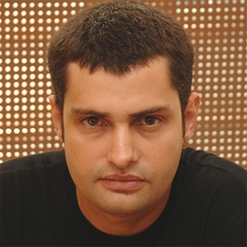 legenda: Retrato de Robertinho Brant. Belo Horizonte, MG - 2009. Foto: Cristiano Quintino.<br />personagem: Robertinho Brant<br />historia: Robertinho Brant é sobrinho de Fernando Brant. Inicia seus estudos musicais aos 12 anos, quando de interessa pelo violão. Seus parceiros são: Murilo Antunes, Tavinho Moura, o tio Fernando Brant. Seu segundo cd são regravações de musicas de Milton Nascimento, foi feito em parceria com o baterista André Queiroz e lançado por um selo americano.  Robertinho também atuou em uma vertente mais rock`n roll com a banda Armazém formada por ele, Tatá Spalla e Mauro Beléu<br />