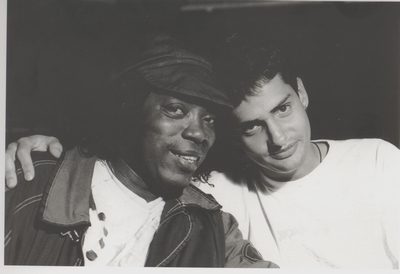 legenda: Milton Nascimento e Robertinho Brant na gravação do cd “Lugares”. Rio de Janeiro RJ - 1993. Foto: Fernando Fiuza.<br>personagem: Milton Nascimento e Robertinho Brant<br>historia: Robertinho Brant é sobrinho de Fernando Brant. Inicia seus estudos musicais aos 12 anos, quando de interessa pelo violão. Seus parceiros são: Murilo Antunes, Tavinho Moura, o tio Fernando Brant. Seu segundo cd são regravações de musicas de Milton Nascimento, foi feito em parceria com o baterista André Queiroz e lançado por um selo americano.  Robertinho também atuou em uma vertente mais rock`n roll com a banda Armazém formada por ele, Tatá Spalla e Mauro Beléu.<br>