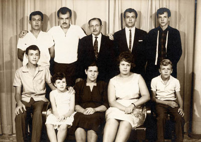 Foto tirada em estúdio na rua Lagoa Salgada, Mogi das Cruzes, aproveitando uma visita aos parentes do pai. O local foi desapropriado para a construção da Jacu-Pêssego.