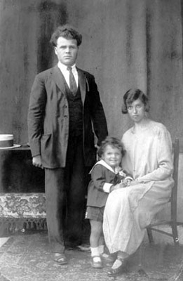 personagem: Família de Madalena Pelicci.<br>historia: Família de Madalena Pelicci: pai, mãe e o irmão, quando chegaram da Itália. Foto tirada em SãoPaulo, 1923.<br>