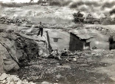 historia: Dia de trabalho na Pedreira União, no bairro de Itaquera, São Paulo, 1948. 