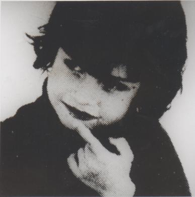 legenda: Robertinho Brant aos 4 anos. Foto do mosaico da contracapa do disco Clube da Esquina. Belo Horizonte MG - 1972. Foto: Cafi.<br>personagem: Robertinho Brant<br>historia: Robertinho Brant é sobrinho de Fernando Brant. Inicia seus estudos musicais aos 12 anos, quando de interessa pelo violão. Seus parceiros são: Murilo Antunes, Tavinho Moura, o tio Fernando Brant. Seu segundo cd são regravações de musicas de Milton Nascimento, foi feito em parceria com o baterista André Queiroz e lançado por um selo americano.  Robertinho também atuou em uma vertente mais rock`n roll com a banda Armazém formada por ele, Tatá Spalla e Mauro Beléu.<br>